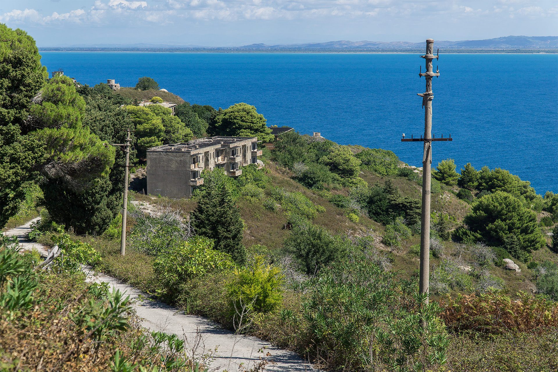 Opuszczona baza wojskowa na wyspie Sazan