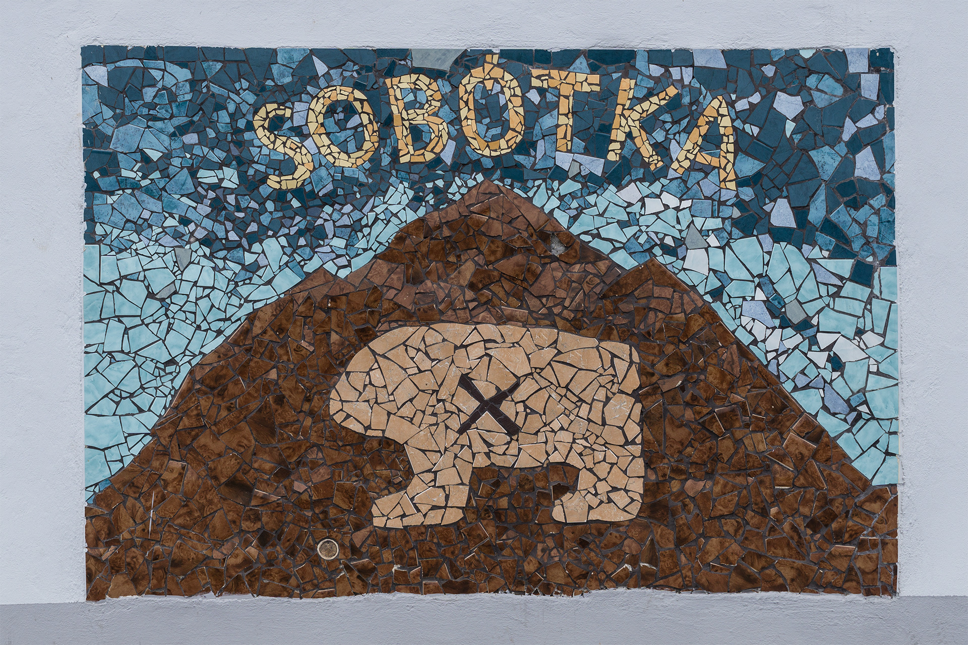 Mozaika przy boisku sportowym, Sobótka, woj. dolnośląskie