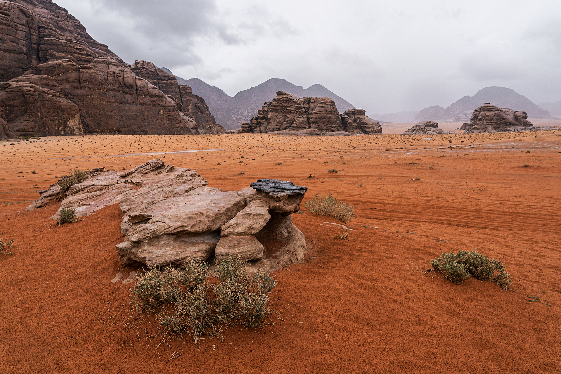 Burza nad pustynią Wadi Rum w Jordanii