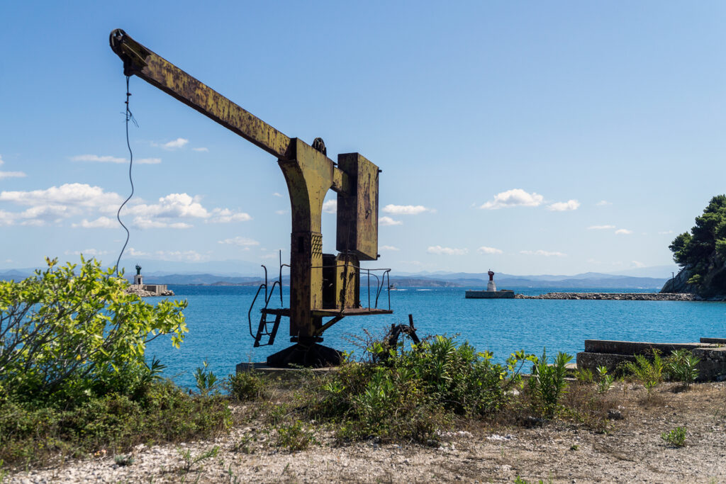 Wyspa Sazan - stary żuraw portowy