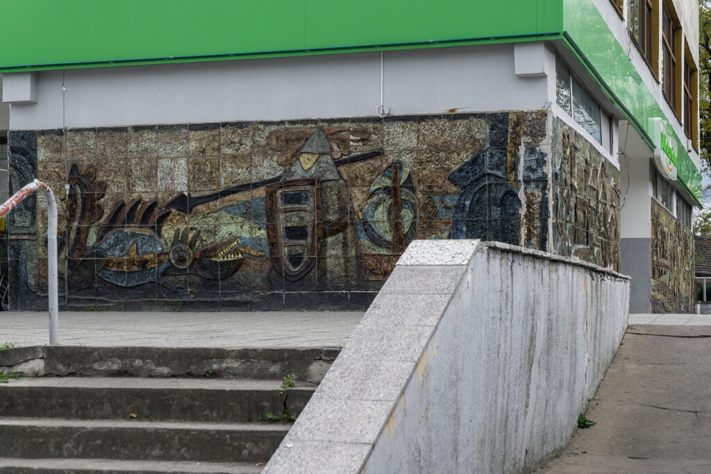 Kompozycja ceramiczna na sklepie, Iłowa, woj. lubuskie